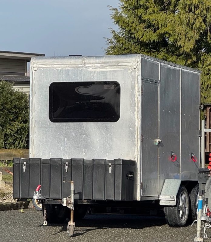 Straight load horse float for hire in Harewood